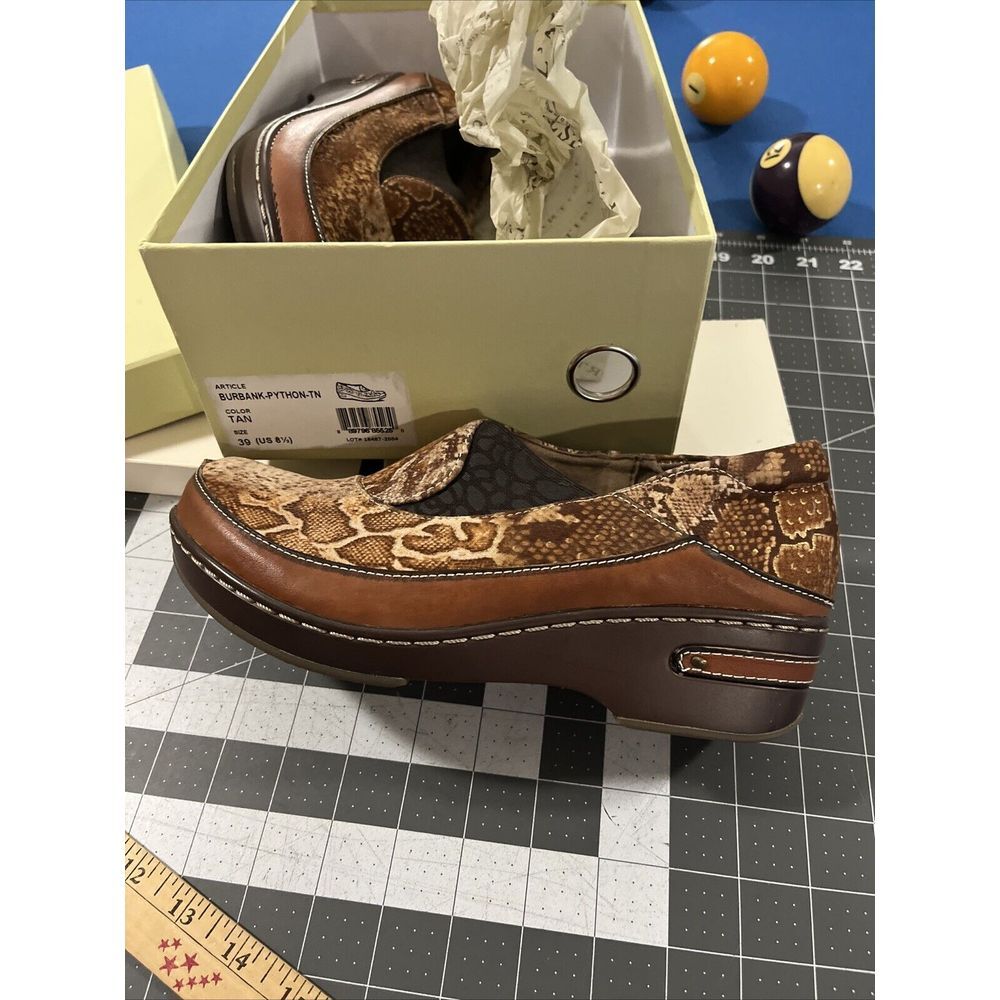 Spring Step Women's Moccasins in Brown and Tan